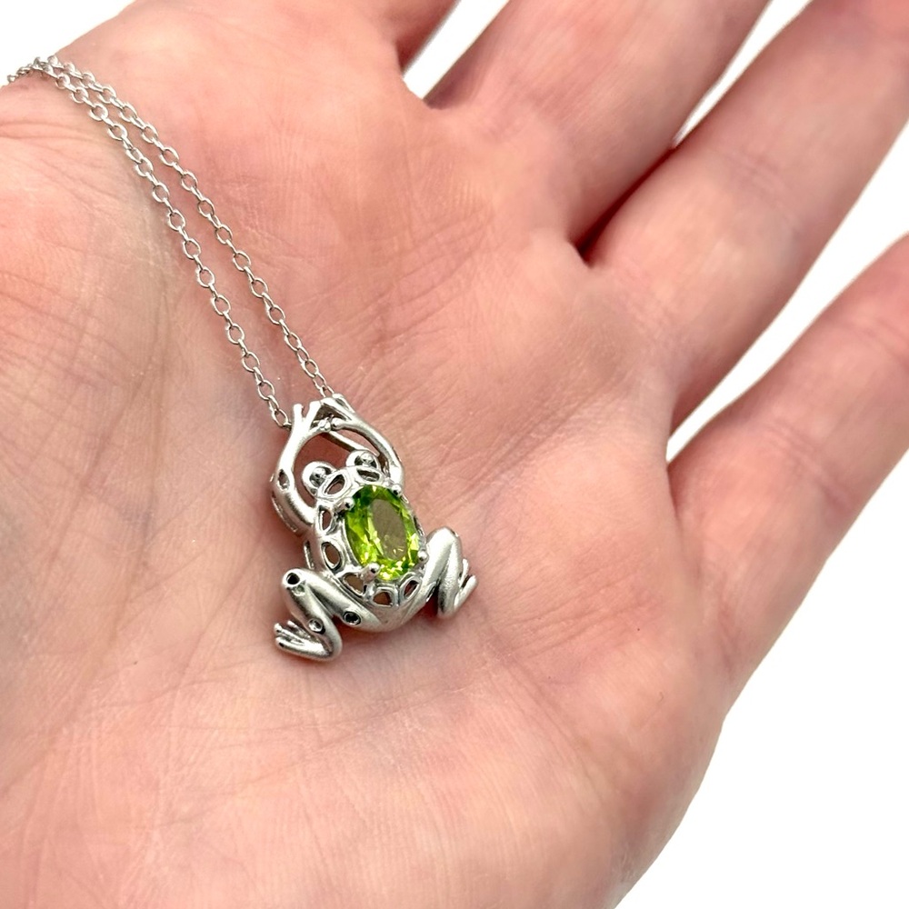 NWOT Sterling Silver Frog Necklace with Genuine Peridot Gemstone, Unbranded